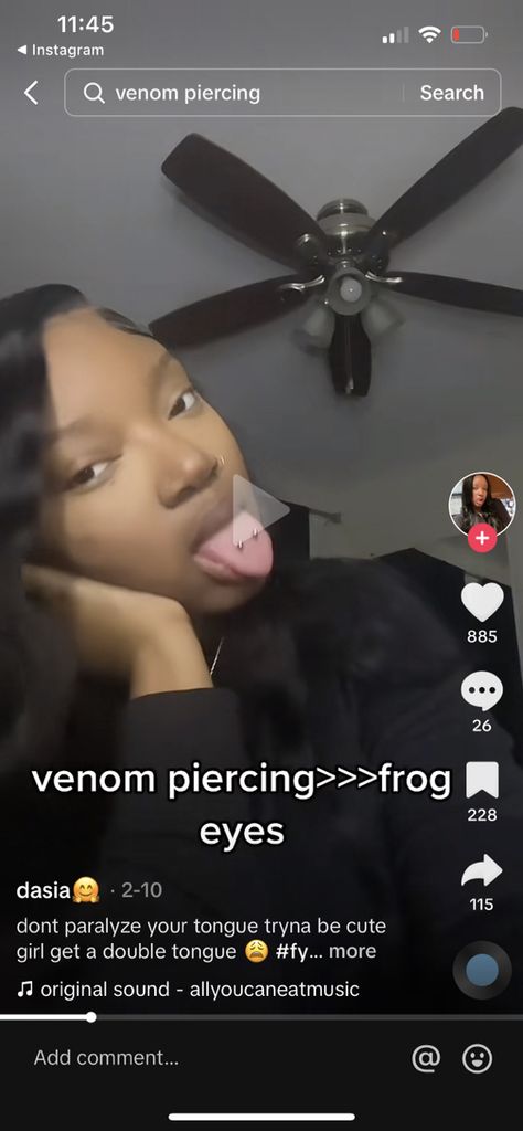 Surface Tounge Piercing, 2 Tongue Piercing, Double Tongue Piercing Vertical, Tounge Piercing Black Women, Tongue Piercing Black Women, Venom Tongue Piercing, Tongue Piercing Ideas, Frog Eyes Piercing, Piercing Black Women