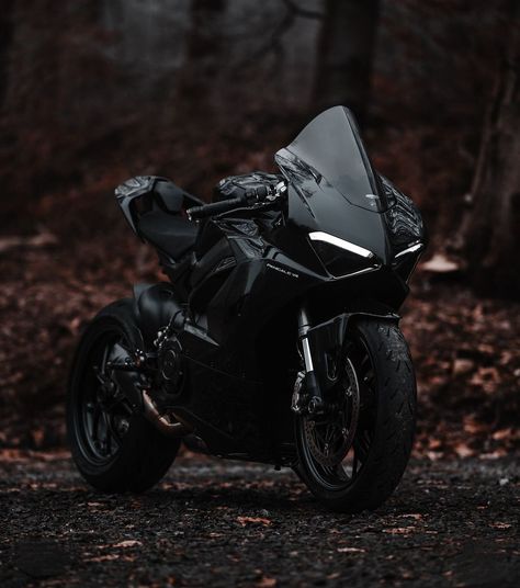 Matte Black Motorbike, Black Ducati Panigale, Ducati Panigale V4 Black, Black Motorcycle Aesthetic, Superbike Aesthetic, Motorbikes Aesthetic, Matte Black Bike, R6 Motor, Shadow Motorcycle