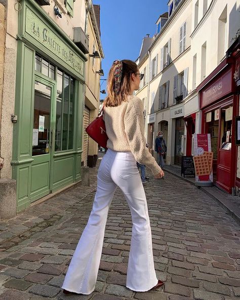 Flared Jeans Outfit Aesthetic, White Flare Pants Outfit, White Flare Jeans Outfit, Flare Jeans Winter, Places To Go In Paris, Flare Jeans Outfit Winter, Flare Jean Outfit, Parisian Style Outfit, White Flare Pants