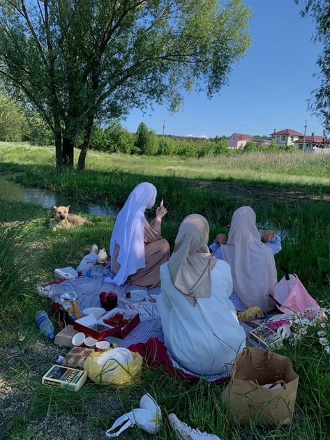 Picnic Inspiration, Picnic Date, Hijabi Aesthetic, Love In Islam, Muslimah Aesthetic, Muslim Lifestyle, Hijabi Girl, Dream Lifestyle, Friendship Goals