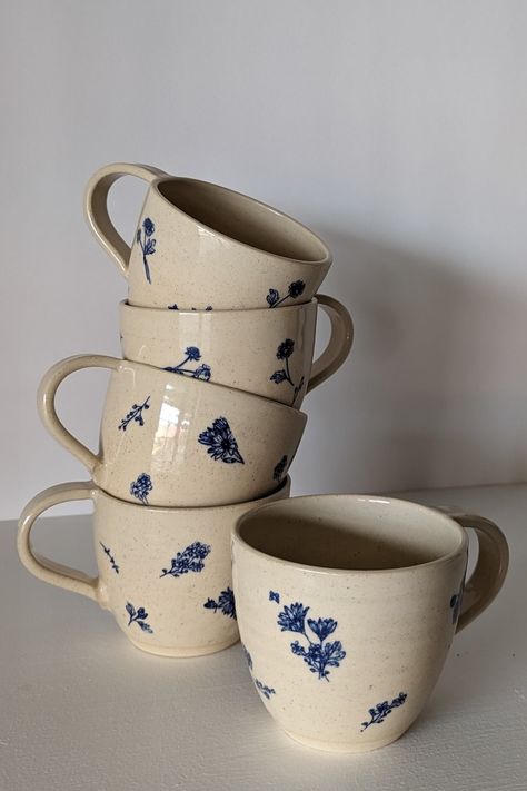 Off-white handmade ceramic mugs with delicate cobalt flowers on a neutral background Tea Mugs Aesthetic, Hand Made Ceramic Mugs, Cottagecore Pottery, Bohemian Dishes, Flower Hacks, Mug Inspiration, Simple Paper Crafts, Aesthetic Mugs, Floral Transfers