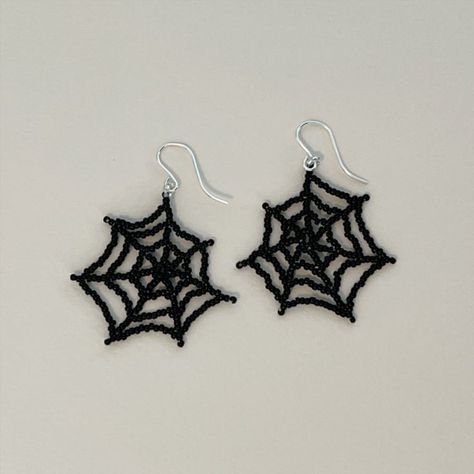 Make Spider Web, Spider Web Earrings, Halloween Beaded Jewelry, Web Earrings, Anting Manik, Beaded Earrings Tutorials, Beaded Earrings Diy, Jewerly Beads, Beading Jewelery