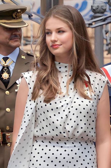 Princess Leonor Of Spain Style, Princes Leonor, Leonor Princess, Leonor Princess Of Asturias, Princess Of Spain, Fairytale Aesthetic, Pilots Aviation, Humanitarian Work, Royal Beauty