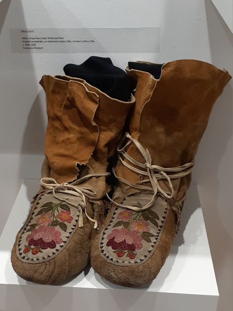 Great slave/Mckenzie River Northwest Territories moosehide moccasins 1910-1920's Métis Beadwork, Beaded Moccasins, Beaded Shoes, Northwest Territories, Red River, Traditional Clothing, Jewelry Inspo, Traditional Outfits, Moccasins