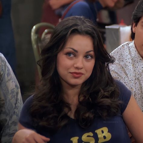 Mila Kunis Aesthetic Icons, Jackie Burkhart Pfp, Jackie From That 70s Show, Jackie Burkhart Haircut, Jackie From That 70s Show Hair, The 70s Show Jackie, Soft Dark Feminine Outfits, That 70s Show Pfp, Jackie That 70s Show Hair