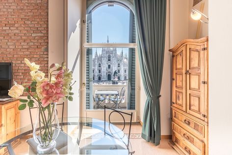 To help you feel at home in Italy’s most stylish city, we’ve got a list of the best Milan luxury apartments to stay in on your next visit. From a split level apartment overlooking the Duomo to a cozy studio a stone’s throw away from some of Milan’s best shops. Milan Luxury, Home In Italy, Italy Apartment, Milan Apartment, Homes In Italy, Fashion Week Milan, Apartment Luxury, Space Apartments, Bright Apartment