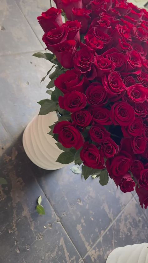 200 red roses with ceramic vase – Los Angeles Florist - Pink Clover Artistic Cinematography, Manifesting Soulmate, 1 Flower Bouquet, Rose In Vase, Roses Vase, Ice Cream Photography, Pink Clover, Red Roses Wallpaper, Luxury Flower Bouquets