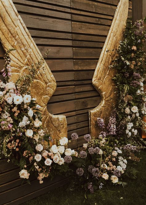 gold flower wings. Photoshoot backdrop wedding. Wings Backdrop Photo Booths, Greek Gods Wedding Theme, Supernatural Wedding Theme, Angel Wedding Theme, Destiel Wedding, Hercules Wedding, Goddess Party Theme, Supernatural Wedding, Med Gala