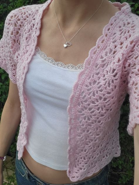 pink flower lace short-sleeved cardigan crochet outfit inspo idea easy free pattern aesthetic cute Fantasy Crochet, Free Crochet Sweater, Pattern Aesthetic, Crochet Colorful, Crochet Outfit, Hats Crochet, Crochet Cardigan Sweater, Mode Crochet, Colorful Crochet