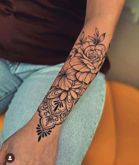 Mandala Tattoo Ideas, Dotwork Mandala, Floral Mandala Tattoo, Shin Tattoo, Tatoo Inspiration, Beautiful Flower Tattoos, Forearm Tattoo Women, Geniale Tattoos, Tattoo Graphic