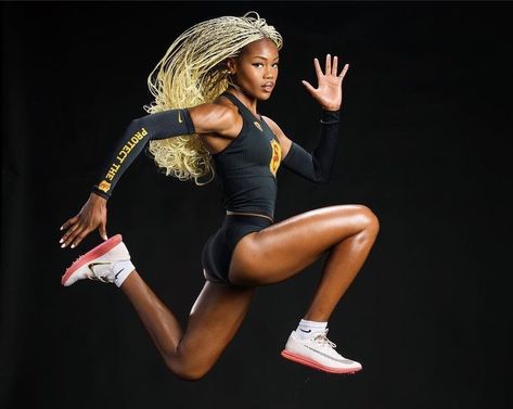 #fashion #sports #trackandfield Athletic Photoshoot, Track Uniforms, Track Senior Pictures, Nike Athletes, Sports Photoshoot, Track Pictures, Senior Photography Poses, Cheer Poses, Graduation Photography Poses