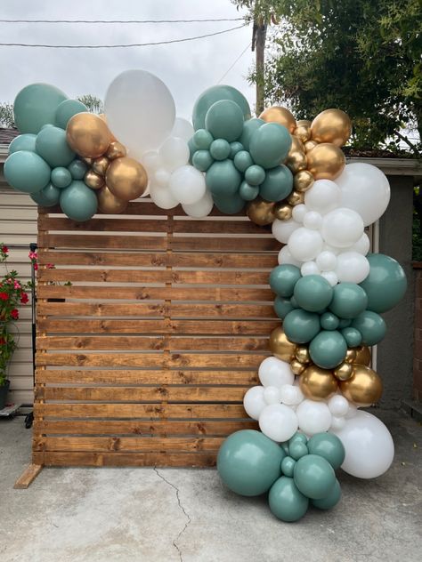 Balloon Arch On Wood Backdrop, Rustic Party Backdrop, Backdrop With Pallets And Balloons, Balloon Arch Pallet Wall, Pallet Wall Birthday Backdrop, Green And Gold Balloon Backdrop, Wooden Balloon Backdrop, Balloon Pallet Backdrop, Graduation Party Ideas Balloon Arch