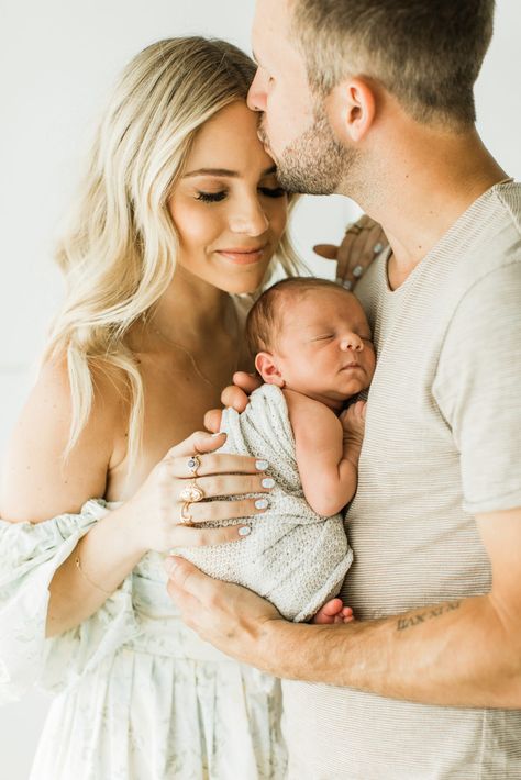 Newborn Photo Pose, Short Floral Dress, Newborn Family Pictures, Floral Dress Long, Baby Boy Newborn Pictures, Foto Newborn, Lifestyle Newborn Photos, Newborn Photography Boy, Baby Fotografie