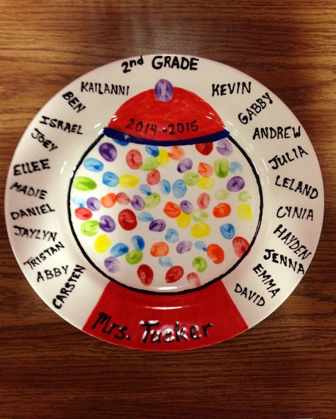 A very nice gumball machine theme to this fingerprint classroom plate! Classroom Keepsake Ideas, Thumbprint Plate Ideas, Finger Print Class Project, Class Plates Auction, Fingerprint Plate Ideas, Class Plates, Class Art Auction, Goodbye Teacher, Trendy Classroom