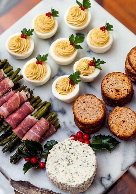 Fun Christmas Meals, Christmas Deviled Eggs, Xmas Meals, Halloween Food Ideas For Dinner, Elegant Christmas Dinner, Food Ideas For Dinner, Easy Christmas Breakfast, Easy Christmas Dinner, Small Bites Appetizers