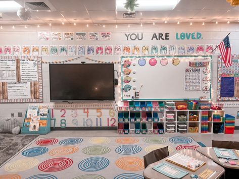 Cute Kindergarten Classrooms, Classroom Aesthetic Elementary, Classroom Inspiration Elementary, Teacher Classroom Ideas Elementary, First Grade Classroom Set Up, Teacher Desk Area Classroom Setup, Bulletin Board For Classroom, Elementary Classroom Ideas, Teacher Desk Areas