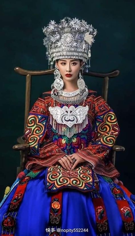 Hmong Fashion, Vietnamese Clothing, Hmong Clothes, Bride Wedding Dress, Outfits Female, Classical Dance, Brides Wedding Dress, Stage Performance, Chinese Clothing