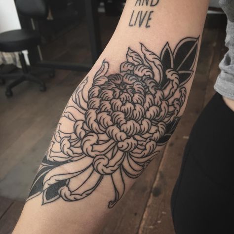 Flower Shoulder Tattoo, Think Tattoo, Chrysanthemum Tattoo, Tattoo Filler, X Tattoo, Beautiful Flower Tattoos, Elbow Tattoos, Knee Tattoo, Classy Tattoos