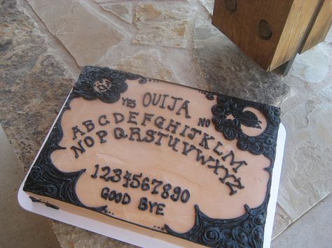 ouija board cake Ouija Board Cake, Gothic Desserts, Spooky Cakes, Voodoo Party, Jack Daniels Fudge, Spooky Cake, Cake Halloween, Sweet 16 Cakes, Whiskey Lover Gifts