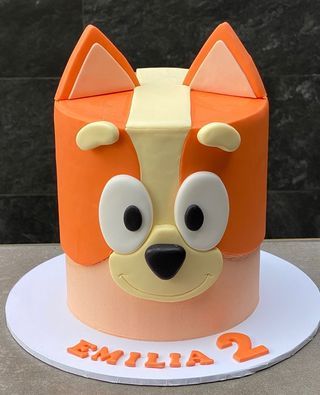 Bingo From Bluey Cake, Bingo Cake Ideas, Bluey Bingo Cake, Mario Birthday Party Cake, Bingo Birthday Cake, Bluey Cake Ideas, Birthday Party Cake Table, Bingo Cake, Bingo Bluey