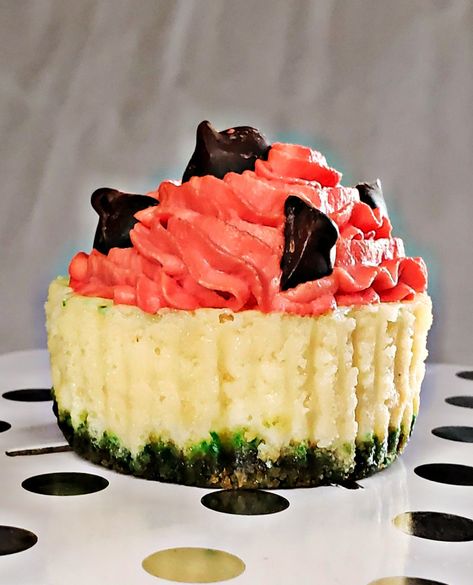 These extremly adorable looking mini watermelon cheesecakes are a must try. Watermelon Cheesecake, Mini Watermelon, Mini Cheesecakes, Cheesecake Recipe, Mini Desserts, Cheesecake Recipes, Mini Cheesecake, Make Your Day, Watermelon