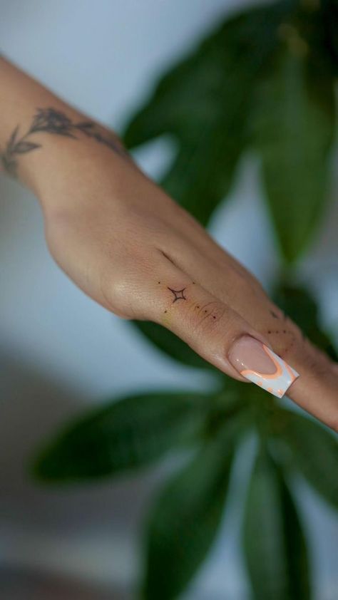 Finger Tattoos For Women, Tattoos Minimal, Thumb Tattoos, Finger Tattoo For Women, Hand And Finger Tattoos, Petite Tattoos, Small Hand Tattoos, Discreet Tattoos, Dainty Tattoos