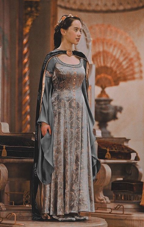 Narnia Dresses, Narnia Costumes, Susan Pevensie, Fantasy Crown, Princess Outfit, Royal Aesthetic, Royal Dresses, Fantasy Gowns, Chronicles Of Narnia