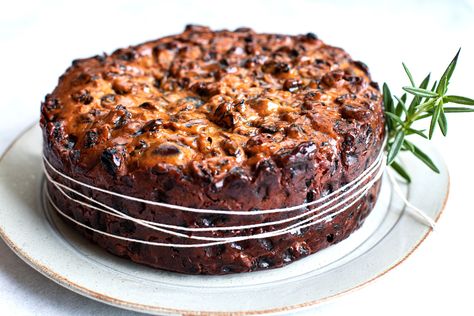 With just four ingredients and a little bit of flare, this super-easy fruit cake is the perfect dessert to make this Christmas. Boiled Fruit Cake, Slab Cake, Milk Fruit, Dried Fruit Mix, Fruit Cake Christmas, Australia Food, Christmas Cake Recipes, Fruitcake Recipes, 4 Ingredient