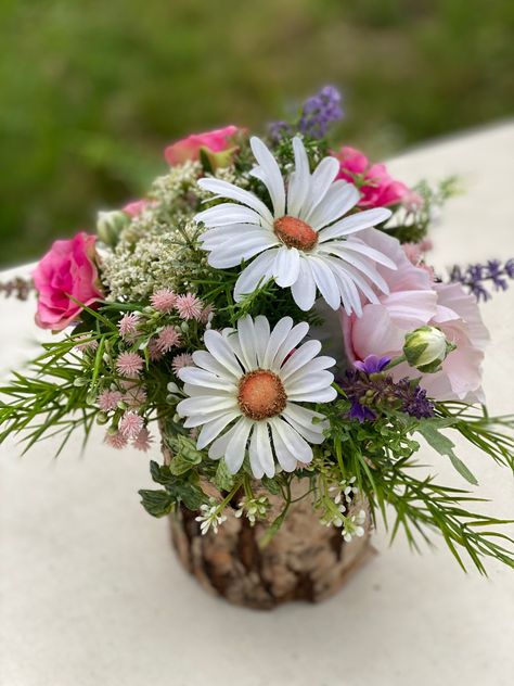 Sweet arrangement with high-quality silk flowers. The arrangement is placed in a birch wood vessel, The wood is untreated and comes from sustainable forestry and was made by hand. Decorated with loose, airy summer flowers such as poppies, chervil, daisies, roses and various meadow flowers. Lengths and heights can also be adjusted on request Just let us know by message Flowers may vary slightly depending on availability The arrangements are individually made to order and each one is unique End Of Summer Flower Arrangements, Summer Flower Arrangements For Table, Real Flower Arrangements, Summer Arrangements, Wood Vessel, Summer Flower Arrangements, Small Flower Arrangements, Garden Party Theme, Spring Flower Arrangements