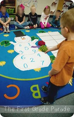 Cute! Kids throw a beanbag on the snowman then build the number it lands on in the ten frame. {First Grade Parade} Snowman Math, First Grade Parade, Painting Ideas For Kids, Make Snow, Snowmen Activities, Preschool Winter, Number Game, Snow Theme, Winter Classroom