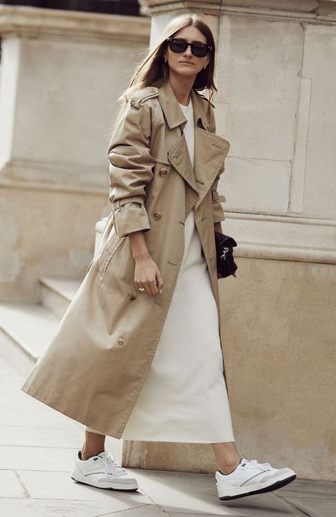 Beige Trench Coat Outfit, Trent Coat, Trench Coat Street Style, Looks Adidas, Stylish Spring Outfit, Style Parisienne, Trench Coat Outfit, Beige Trench Coat, Coat Street Style