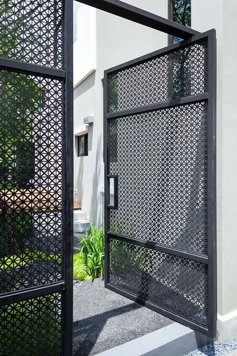 Shoe Storage Diy, Pagar Modern, Vinyl Fence Panels, Screened Porch Decorating, Wooden Screen Door, Diy Screen Door, Eksterior Modern, Steel Front Door, Fence Doors