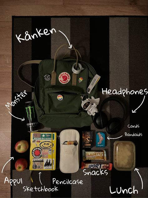 Bag Essentials School, Goblincore Grunge, Goblin Aesthetic, Sport Snacks, Mochila Grunge, What's In My Backpack, Everyday Bag Essentials, School Bag Essentials, Backpack Essentials