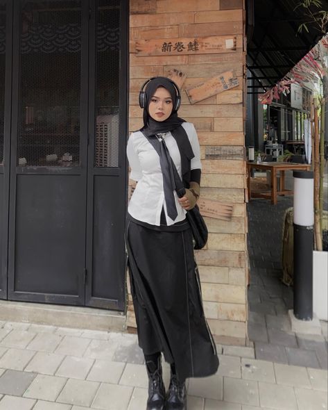 Hijab Uniform School, Hijabi Uniform School, Goth Hijab Outfit, Muslim School Uniform, 90s Hijab Outfit, School Outfits Hijab, Hijab School Outfit, Black Skirt Outfit Hijab, American School Outfits