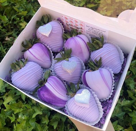 Dipped Desserts, Dipped Strawberries Recipe, Easter Strawberry, Purple Sweet 16, Purple Strawberry, Mothers Day Desserts, Chocolate Covered Strawberry Recipe, Chocolate Covered Strawberries Bouquet, Purple Chocolate