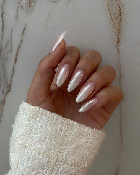 White Nail Designs for Winter 2023 - 2024 22 Ideas - Women-Lifestyle.com Engagement Nails, Milky Nails, Chrome Nails Designs, White Glitter Nails, Lovely Nails, Pearl Nails, Nagel Inspo, Neutral Nails, Bridal Nails