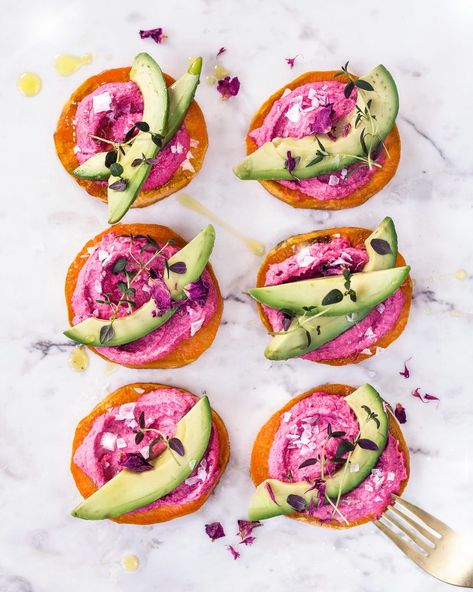 Sweet potato slices with pink hummus Feya Cafe, Pink Hummus, Roasted Sweet Potato Slices, Potato Slices, Sweet Potato Slices, Beet Hummus, Roasted Sweet Potato, Fluffy Pancakes, Healthy Comfort Food