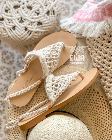 Ewa Busińska na Instagramie: „How to make macrame sandals? Visit my YT channel, link in BIO! New video is coming ! Friday at 7 p.m. Greek time 🤍 . Jak zrobić makramowe…” Diy Crochet Sandals, Rajutan Sandal, Macrame Sandals, Macrame Clothes, Pola Macrame, Diy Sandals, Macrame Dress, Crochet Sandals, Boho Sandals