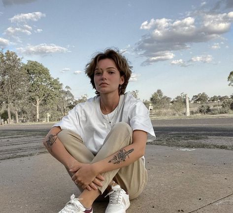 Clarissa La Rue, Lesbian Hair, Lesbian Haircut, Queer Hair, Tomboy Haircut, Androgynous Hair, Really Short Hair, Hair Inspiration Short, Short Curly Haircuts