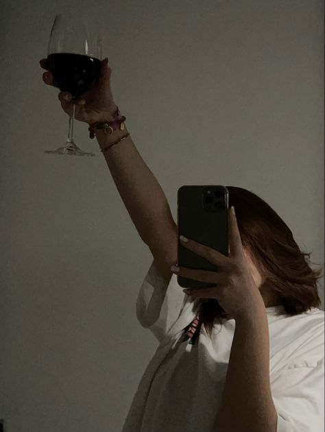 Wine Selfie Instagram, Wine Glass Poses Instagram, Photoshoot Wine Photo Ideas, Aesthetic Wine Glass Pictures, Posing With Glass Of Wine, Wine Glass Photo Ideas, Poses With Wine Glasses, Wine Selfie, Wine Poses Instagram