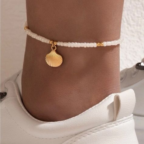 Gold Tone Anklet With White Beads And Seashell Charm. Perfect For Summer And The Beach! 23cm + 5.5cm Cute Anklets, Small Bead Bracelet, Ankle Bracelets Diy, Beaded Ankle Bracelets, Beaded Ankle, Summer Anklets, Beach Bracelets, Beaded Anklets, Jewelry Model