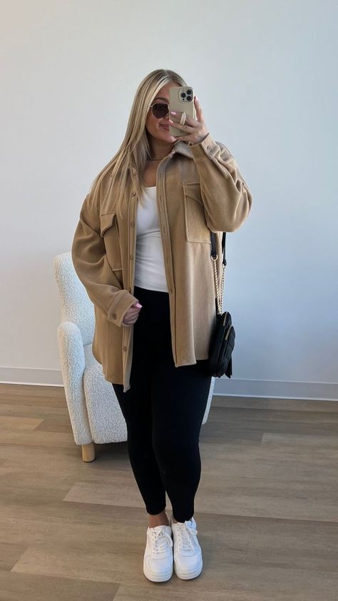 Plus Size Airport Outfit, Fall Trench, Look Legging, Fall Skirt, Outfits Stylish, Sneaker Outfits, Black Leggings Outfit, Fall Cardigan, Leggings Outfits