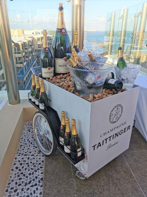 Champagne Station Wedding, Champagne Bar Ideas, Fontaine A Punch, Champagne Bar Cart, Champagne Station, Bartending Business, Wine Truck, Wine Trolley, Champagne Cart