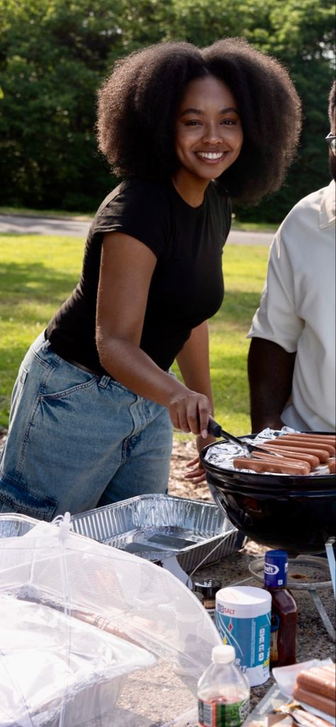 T shirt, jeans, grill, bbq, stock photo, summer outfit, pinic, picnic outfit Backyard Bbq Outfit Ideas Summer, Bbq Photoshoot, Backyard Bbq Outfit Ideas, Backyard Bbq Outfit, Bbq Outfit Ideas Summer, Bbq Outfit Ideas, Summer Bbq Outfit, Bbq Outfit, Bbq Outfits