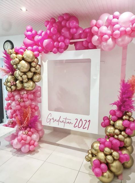 20 Adorable Pink Graduation Party Ideas | Everything You Need For A Pink Themed Graduation Party Grad School Graduation Party Ideas, Pink Graduation Party Decorations Table Settings, Pink Theme Grad Party, Pink And White Graduation Party Ideas, Graduation Party Ideas 8th Grade, Pink And Silver Graduation Party, Elle Woods Graduation Party, Pink Graduation Decor, Ideas For Graduation