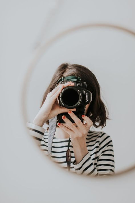 Photographer Self Portrait, Girls With Cameras, Self Portrait Photography, Business Portrait, Photographer Branding, Photography Camera, Dark Photography, Branding Photoshoot, Portrait Poses