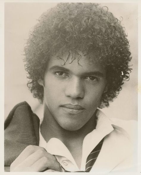 Kristoff St. John (ahem! Even with the Jheri curl) Jheri Curl Men, 80s Male Hairstyles, Curl Reformation, 1970s Mens Hair, 80s Haircuts, Curl Hairstyle, Floating Bridge, Jheri Curl, 1980s Hair