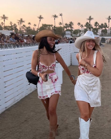 Outdoor Concert Outfit Summer, Festival Inspo Outfits, Summer Festival Outfit Ideas, Sparkle Bra, Stagecoach Outfits, Casual Festival Outfit, Stampede Outfit, Cowgirl Lifestyle, Rave Attire