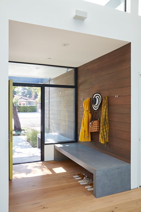 17 Stunning Mid Century Modern Foyer Interiors You Deserve To Walk Through Mid Century Modern Foyer, Entrance Inspiration, Modern Foyer, Modern Entry, Modern Entryway, California Living, Entry Way Design, Mid Mod, Decorating Inspiration