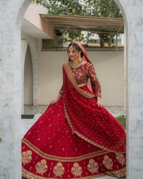 Lehenga Drape, Latest Bridal Gowns, Wedding Lehangas, Mere Mehboob, Dulhan Makeup, Pakistani Bridal Couture, Red Bridal Lehenga, Best Indian Wedding Dresses, Red Bridal Dress